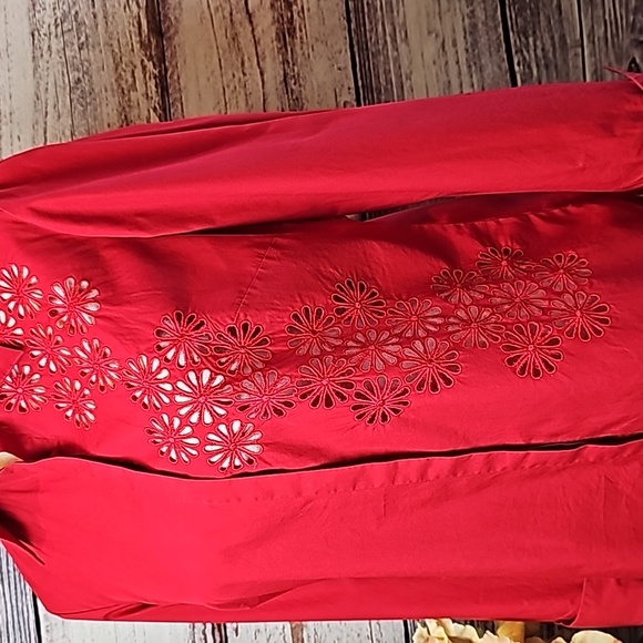 NEW THE LIMITED RED FLORAL CUTOUT TUXEDO CUFF BUTTON-UP BLOUSE - Picture 3 of 11